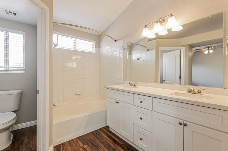 2,130/Mo, 828 Dulce Fountain Way Henderson, NV 89015 Main Bathroom View