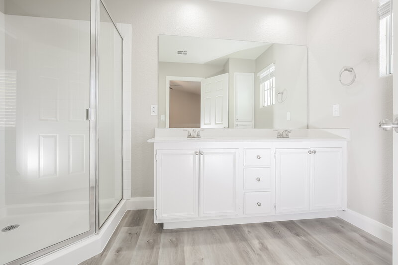 2,205/Mo, 5468 Mercantile St Las Vegas, NV 89118 Main Bathroom View