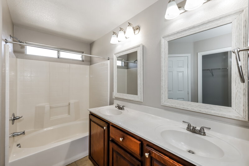 2,310/Mo, 6528 Blessed Thistle Ave Las Vegas, NV 89141 Main Bathroom View