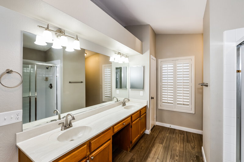 2,525/Mo, 360 Dooley Dr Henderson, NV 89015 Main Bathroom View