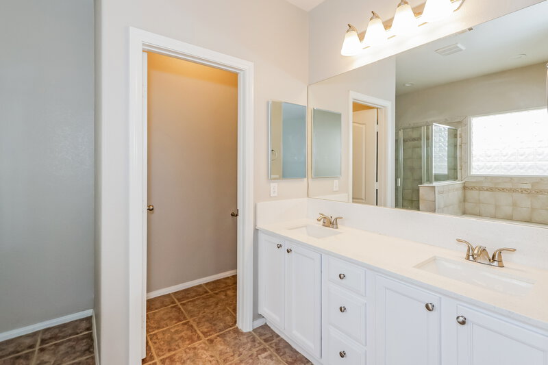 2,095/Mo, 71 Saint Johns Wood Ave Henderson, NV 89002 Main Bathroom View