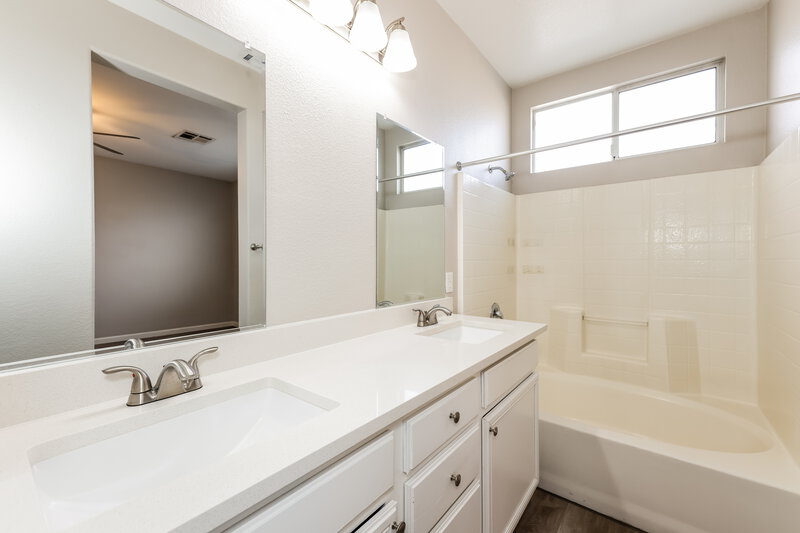 1,960/Mo, 9782 Vista Crest Ave Las Vegas, NV 89148 Main Bathroom View