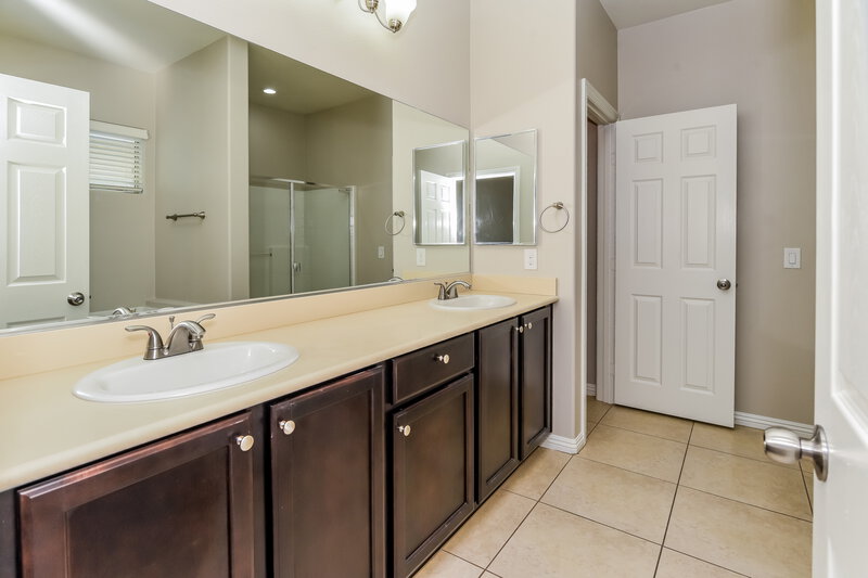 2,325/Mo, 9519 Vega Carpio Ave Las Vegas, NV 89178 Main Bathroom View