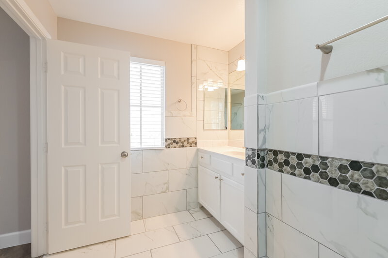 2,310/Mo, 5007 Pine Mountain Ave Las Vegas, NV 89139 Main Bathroom View