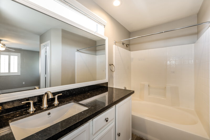 2,090/Mo, 9327 Pyrope Ct Las Vegas, NV 89148 Main Bathroom View