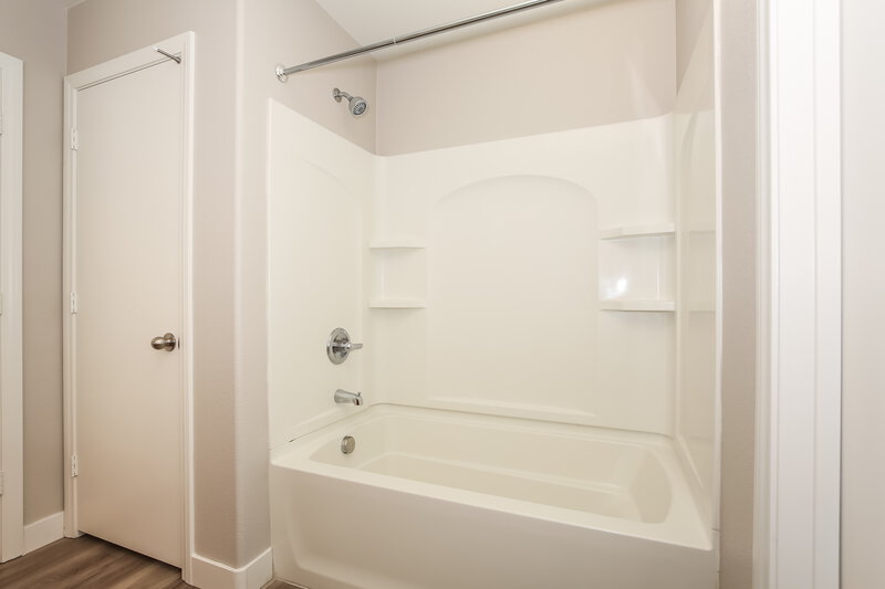 1,975/Mo, 413 Big Cliff Ave North Las Vegas, NV 89031 Main Bathroom View