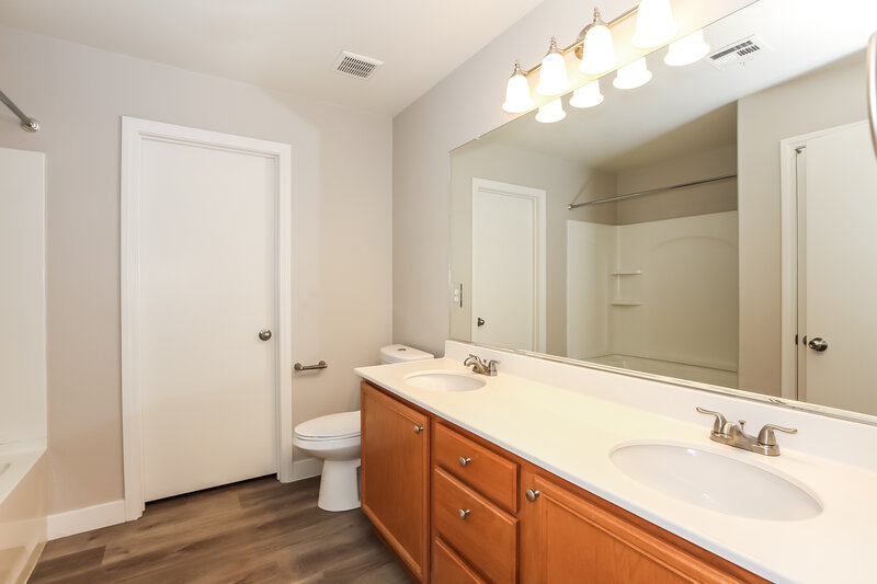 1,975/Mo, 413 Big Cliff Ave North Las Vegas, NV 89031 Main Bathroom View 2