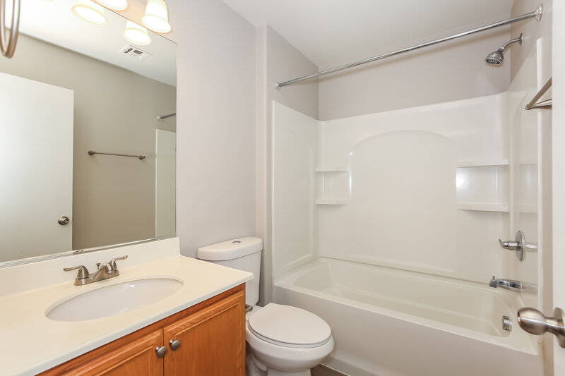 1,975/Mo, 413 Big Cliff Ave North Las Vegas, NV 89031 Bathroom View