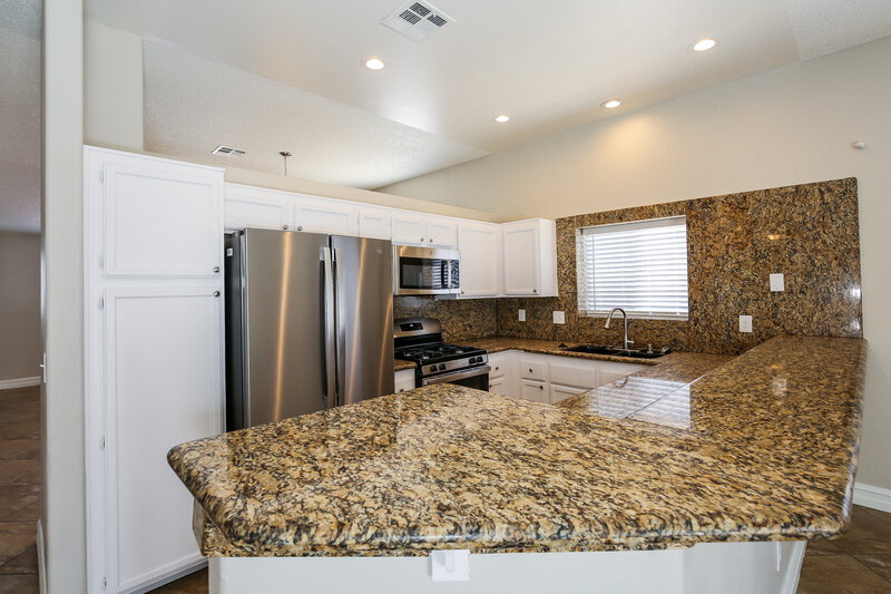 2,205/Mo, 3405 W Red Coach Ave North Las Vegas, NV 89031 Kitchen View 2