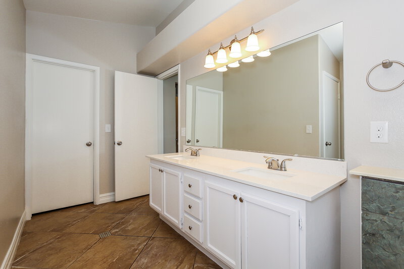 2,205/Mo, 3405 W Red Coach Ave North Las Vegas, NV 89031 Main Bathroom View