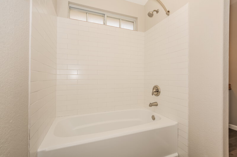 2,200/Mo, 5404 Fountain Palm St Las Vegas, NV 89130 Main Bathroom View