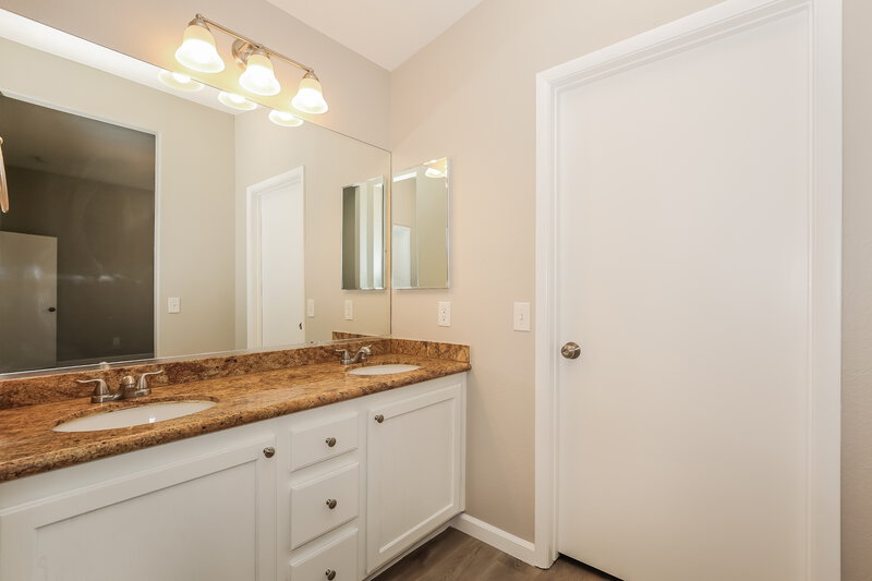 2,200/Mo, 5404 Fountain Palm St Las Vegas, NV 89130 Main Bathroom View 2