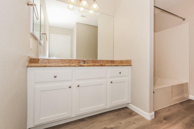 2,200/Mo, 5404 Fountain Palm St Las Vegas, NV 89130 Bathroom View