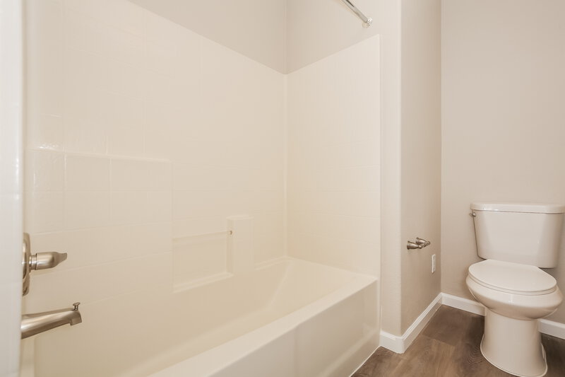 2,200/Mo, 5404 Fountain Palm St Las Vegas, NV 89130 Bathroom View 2