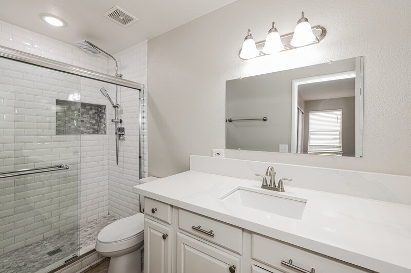 2,205/Mo, 350 Keating St Henderson, NV 89074 Main Bathroom View