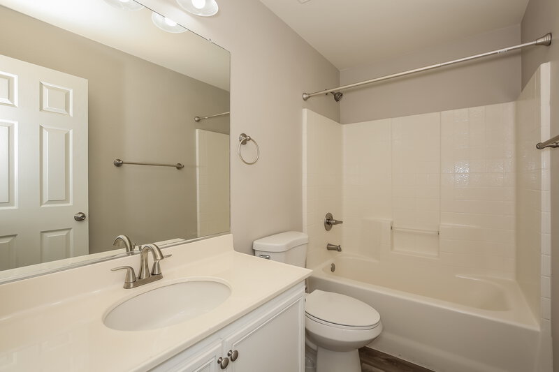 2,280/Mo, 3121 Cerone Ct Las Vegas, NV 89141 Main Bathroom View