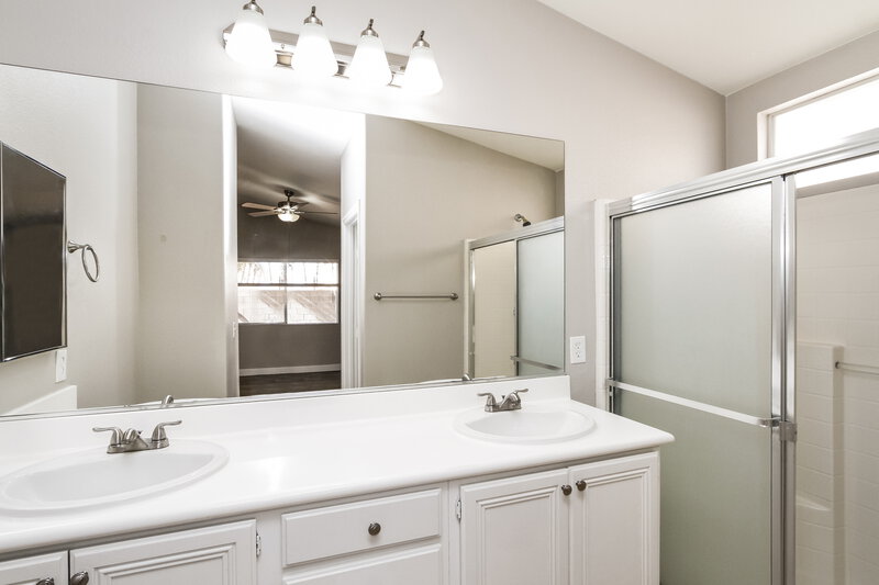 2,185/Mo, 716 Castlebridge Ave Las Vegas, NV 89123 Main Bathroom View