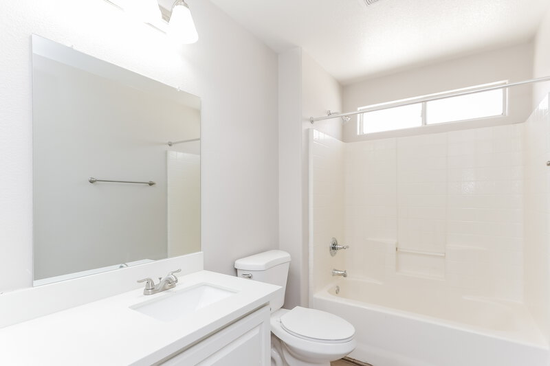 2,190/Mo, 6471 Brook Cottage Ln Las Vegas, NV 89122 Main Bathroom View
