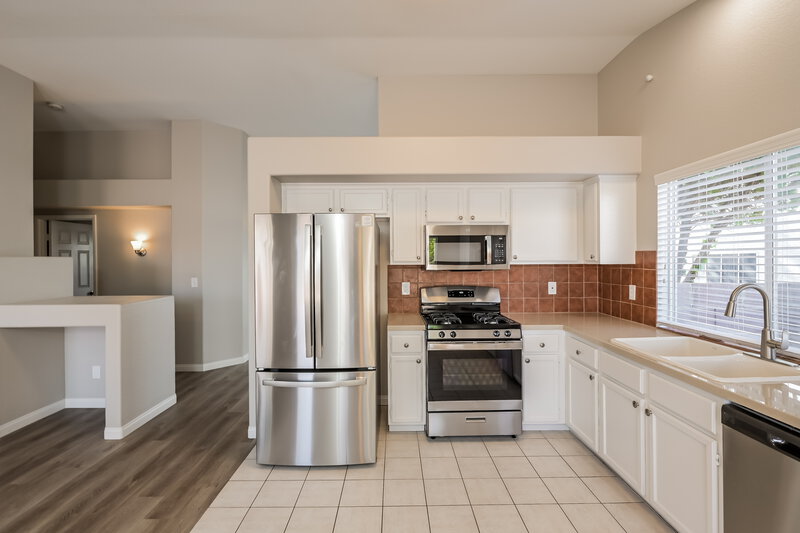 2,375/Mo, 725 Arrowhead Trl Henderson, NV 89002 Kitchen View 2