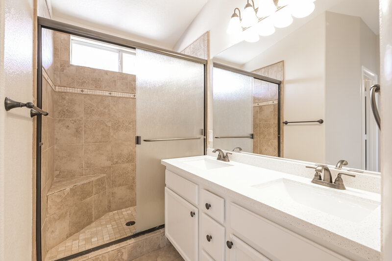 2,375/Mo, 725 Arrowhead Trl Henderson, NV 89002 Main Bathroom View