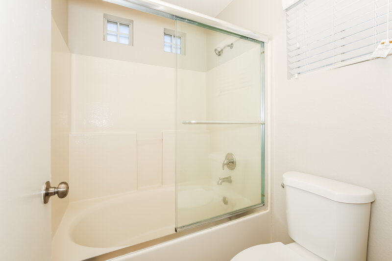 1,725/Mo, 2724 Advancement Ave North Las Vegas, NV 89031 Main Bathroom View 2