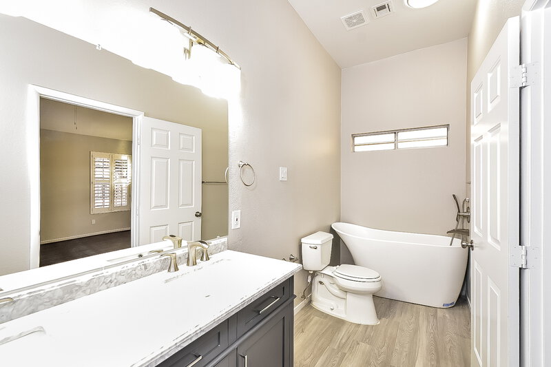 2,290/Mo, 4944 Signal Dr Las Vegas, NV 89130 Main Bathroom View