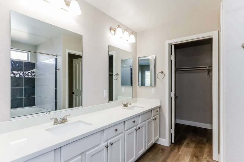 2,525/Mo, 1068 Carson Run St Henderson, NV 89002 Main Bathroom View