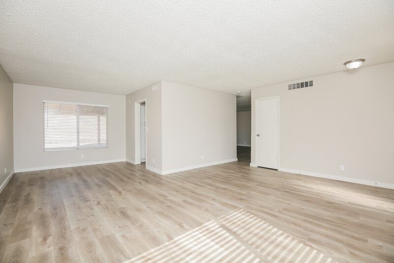 2,355/Mo, 4301 Satinwood Dr Las Vegas, NV 89147 Family Room View 2