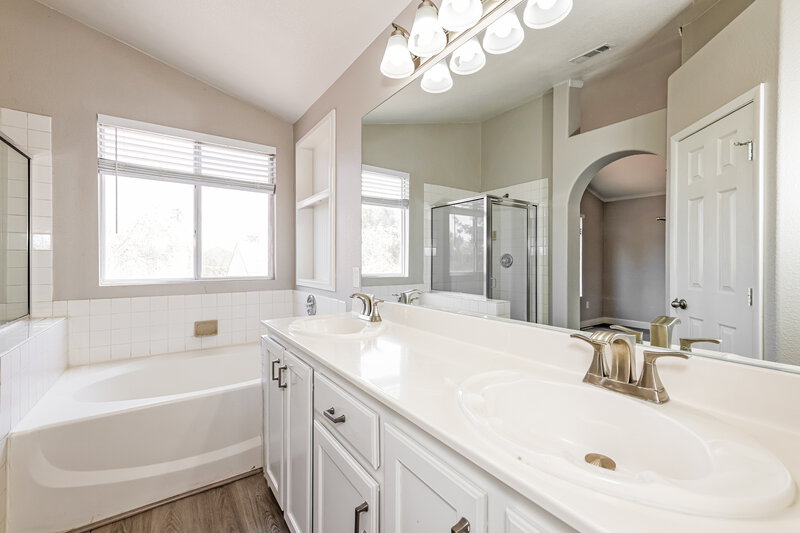 2,320/Mo, 9586 Lavarun Ct Las Vegas, NV 89123 Main Bathroom View