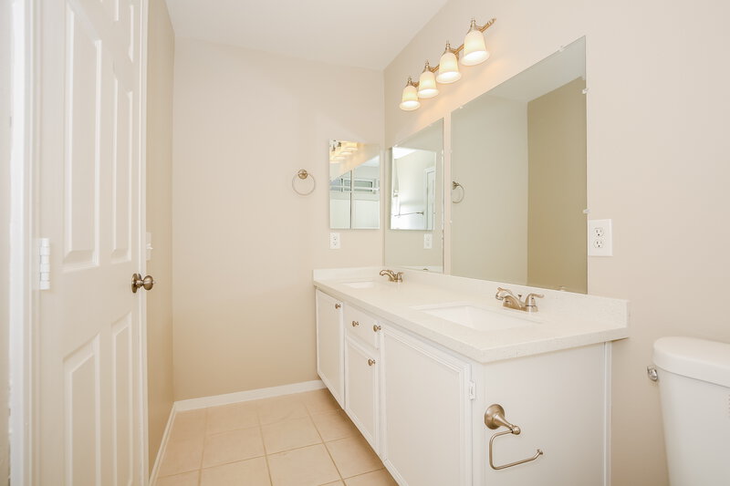 1,925/Mo, 4832 Morning Splash Ave Las Vegas, NV 89131 Main Bathroom View