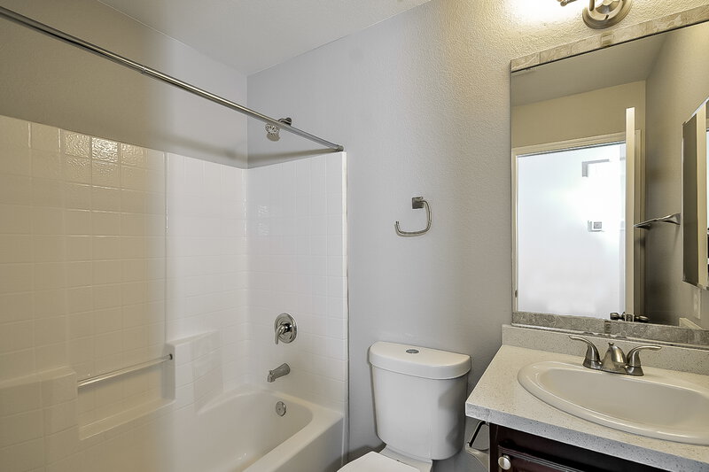 2,800/Mo, 3521 Midnight Mist Ct North Las Vegas, NV 89081 Main Bathroom View