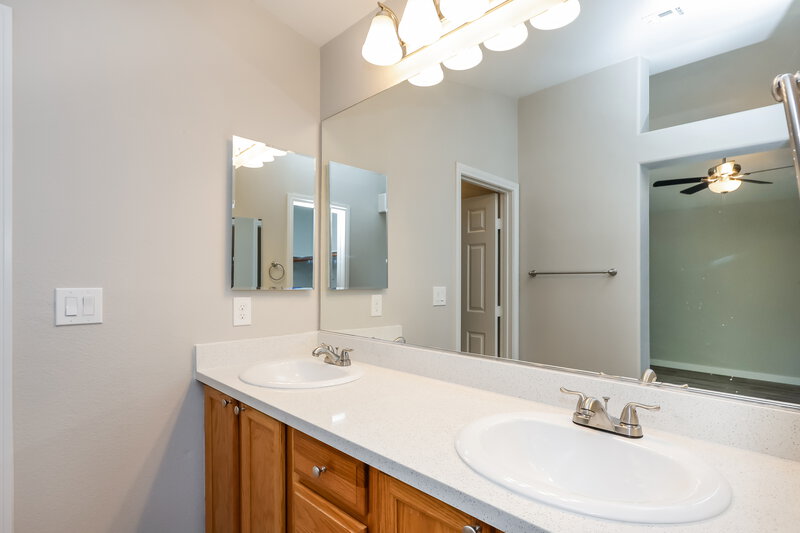 1,835/Mo, 7543 Holiday Hills St Las Vegas, NV 89139 Main Bathroom View