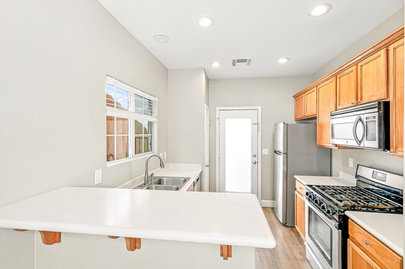 2,100/Mo, 4027 Sparrow Rock St Las Vegas, NV 89129 Kitchen View