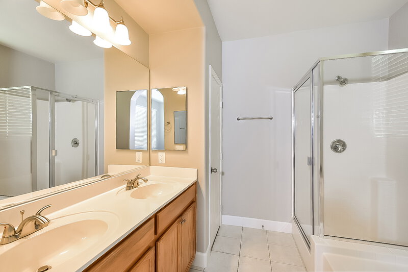 2,125/Mo, 4027 Sparrow Rock St Las Vegas, NV 89129 Main Bathroom View