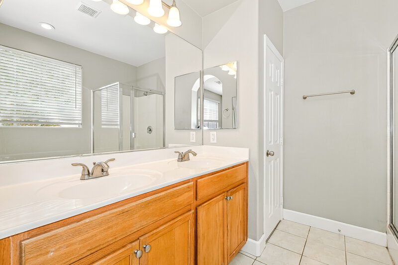 2,100/Mo, 4027 Sparrow Rock St Las Vegas, NV 89129 Primary Bathroom View