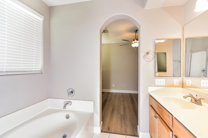 2,125/Mo, 4027 Sparrow Rock St Las Vegas, NV 89129 Main Bathroom View 2