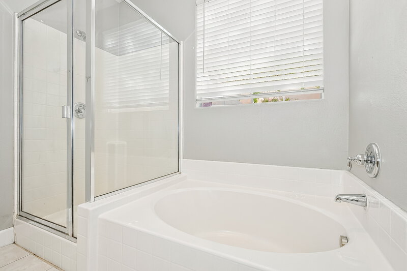 2,100/Mo, 4027 Sparrow Rock St Las Vegas, NV 89129 Primary Bathroom View 2