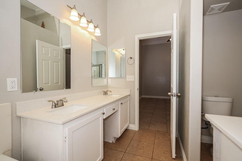 2,095/Mo, 1536 Knoll Heights Ct North Las Vegas, NV 89032 Main Bathroom View 2