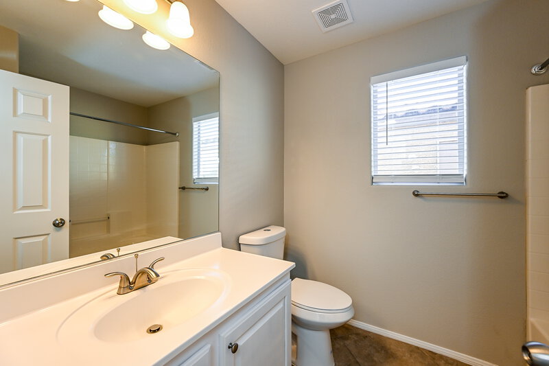 1,990/Mo, 5067 Vacaville Ave Las Vegas, NV 89139 Main Bathroom View