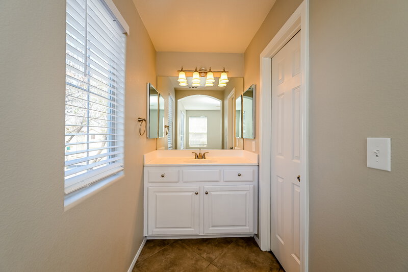 1,990/Mo, 5067 Vacaville Ave Las Vegas, NV 89139 Bathroom View 2