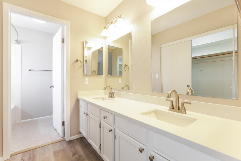 3,360/Mo, 52 Quiet Desert Ln Henderson, NV 89074 Main Bathroom View