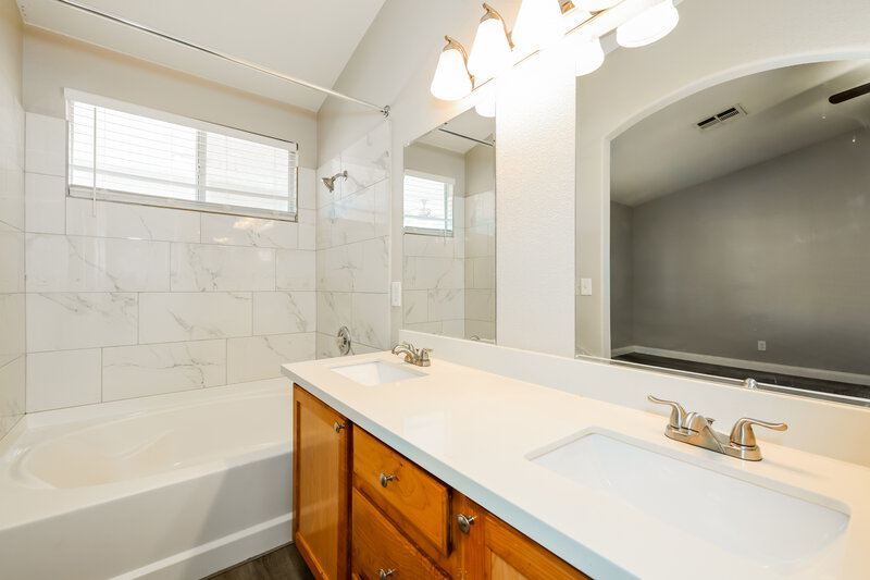 2,020/Mo, 406 Aloha Dr Henderson, NV 89015 Main Bathroom View