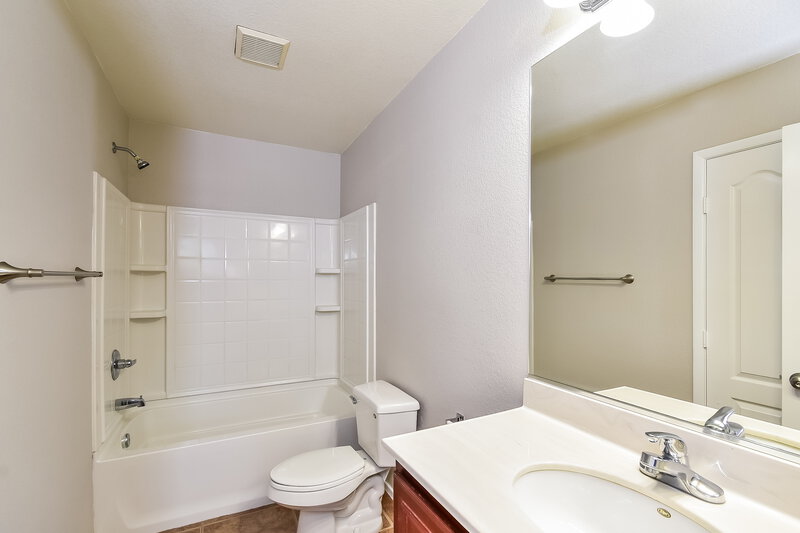 2,205/Mo, 710 Loughton St Las Vegas, NV 89178 Main Bathroom View