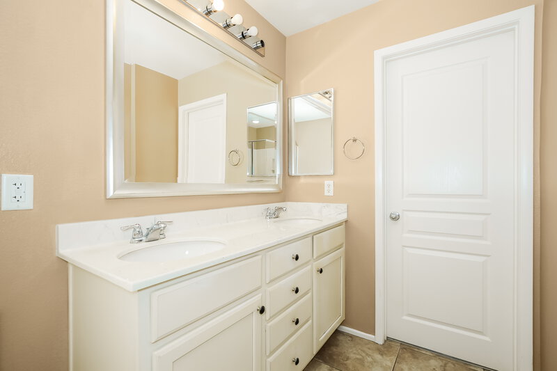 2,165/Mo, 9434 Blooming Grove Ave Las Vegas, NV 89149 Main Bathroom View