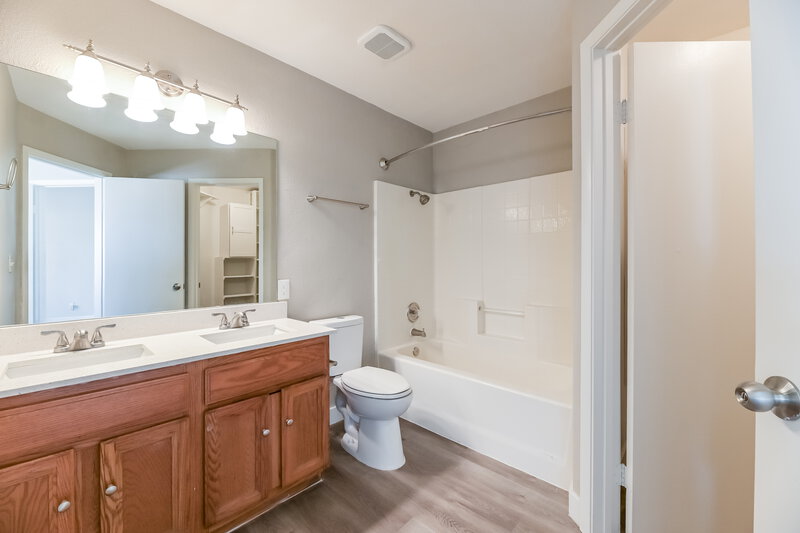 1,960/Mo, 390 Lombardy Cir Henderson, NV 89015 Main Bathroom View