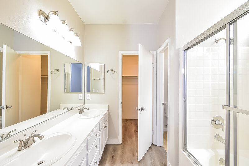 2,150/Mo, 7873 Lovely Pine Pl Las Vegas, NV 89143 Main Bathroom View
