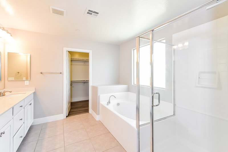 1,990/Mo, 9028 Leading Ct Las Vegas, NV 89149 Main Bathroom View