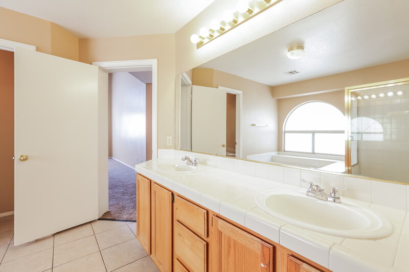 2,285/Mo, 4216 Laurel Hill Dr North Las Vegas, NV 89032 Main Bathroom View