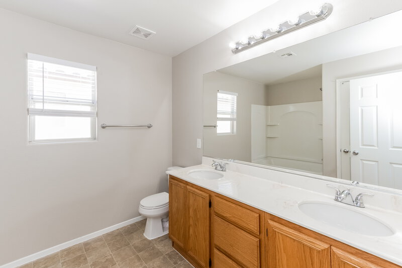 2,275/Mo, 70 Glen Park Ave Las Vegas, NV 89183 Main Bathroom View
