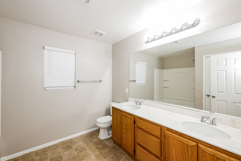 2,295/Mo, 70 Glen Park Ave Las Vegas, NV 89183 Main Bathroom View
